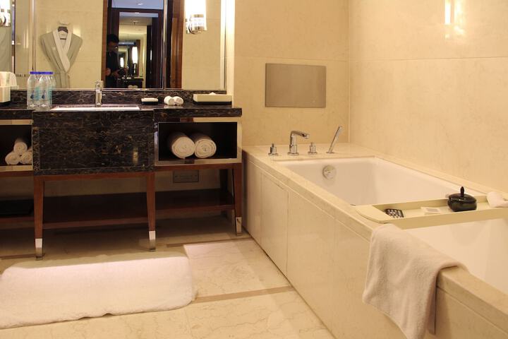 Room 25 of 47