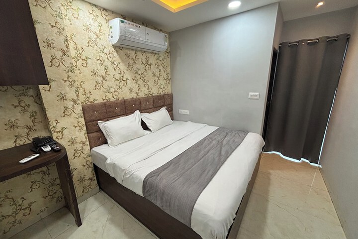 Room 7 of 16