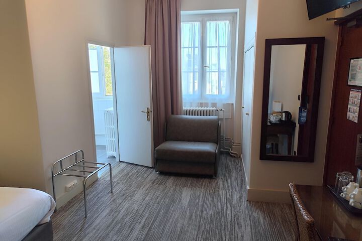 Room 42 of 103