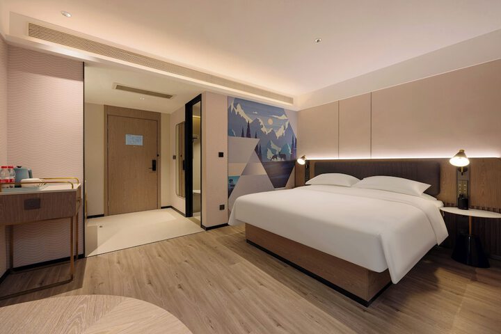 Room 10 of 127