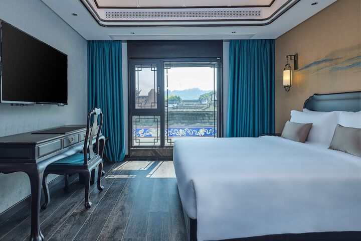 Room 10 of 50