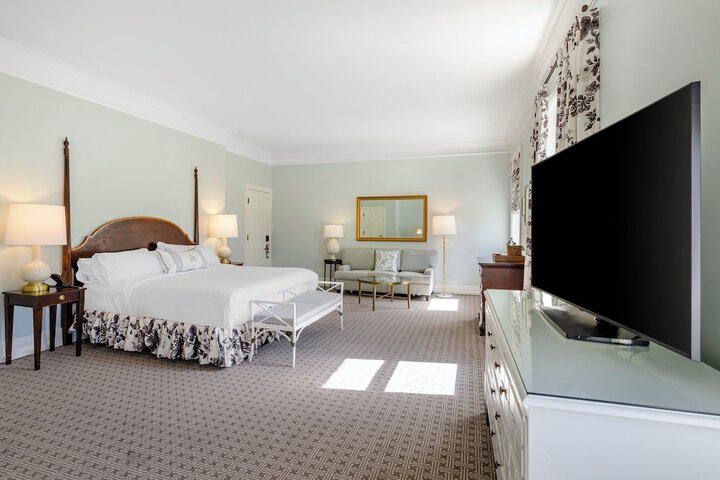 Deluxe King Bed (5 of 23)