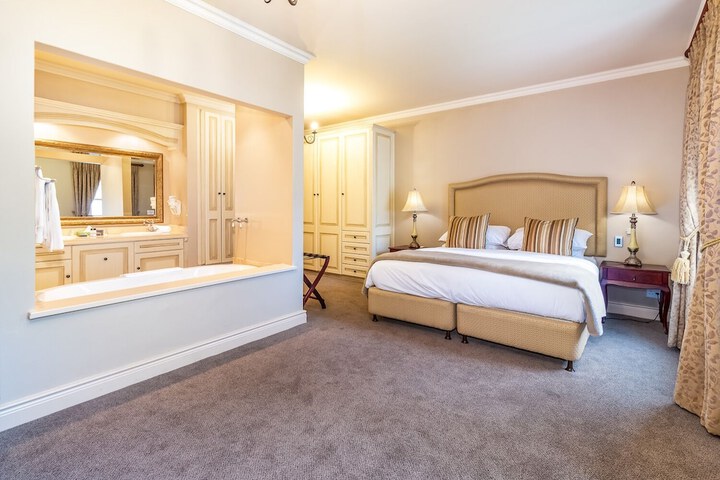 Room 12 of 220