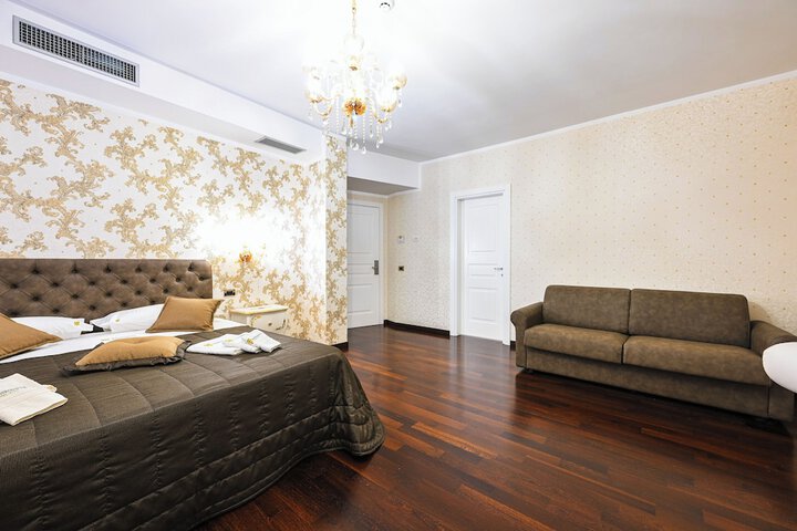 Room 10 of 32