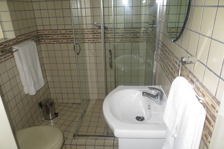 Room 4 of 8