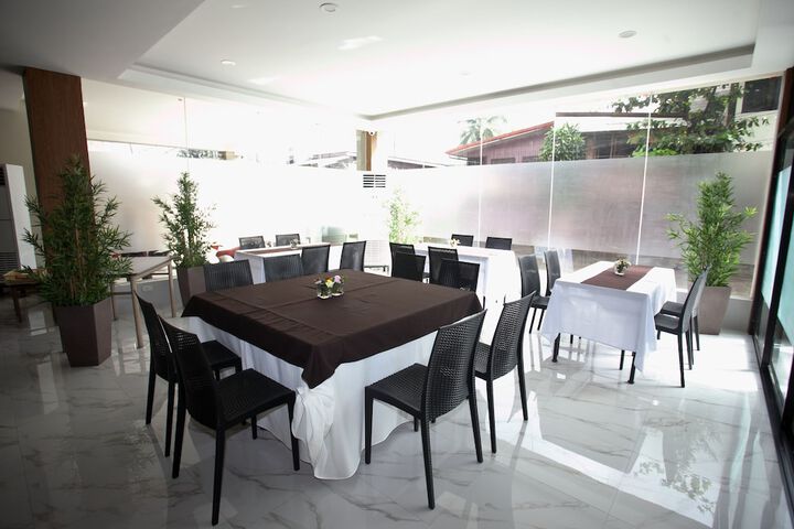 Dining 9 of 11