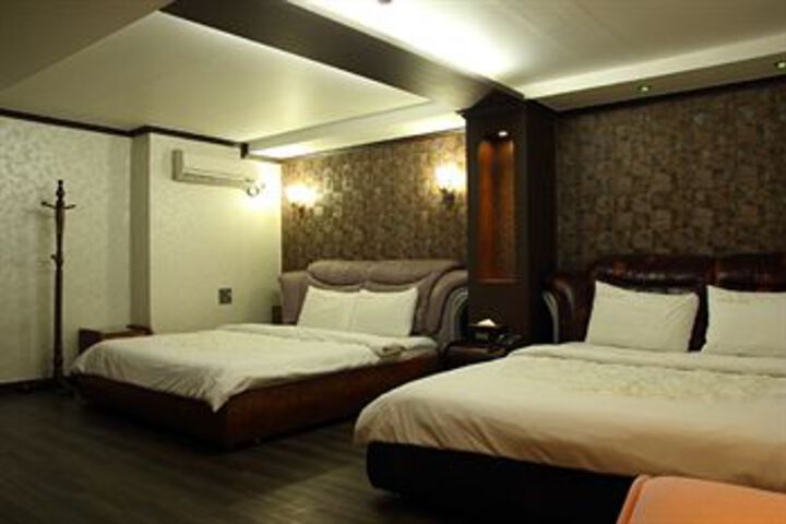 Room 9 of 20