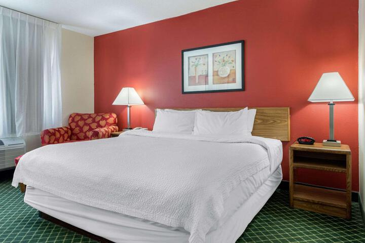 1 King Bed Easy Chair Microwave and Refrigerator Full Breakfast (6 of 16)