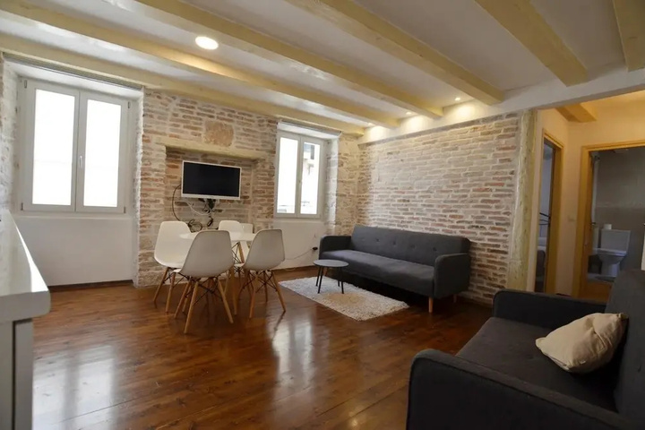 Room 2 of 10