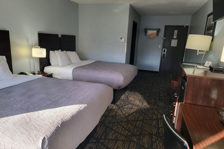 1 Queen Bed (6 of 16)