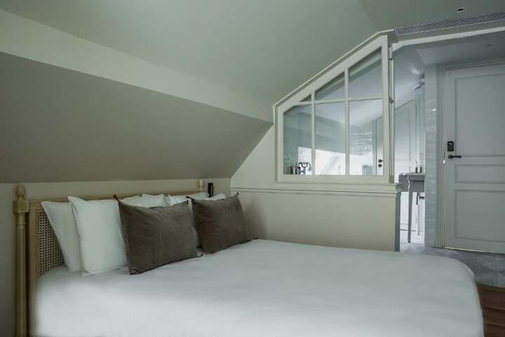 Room 32 of 76