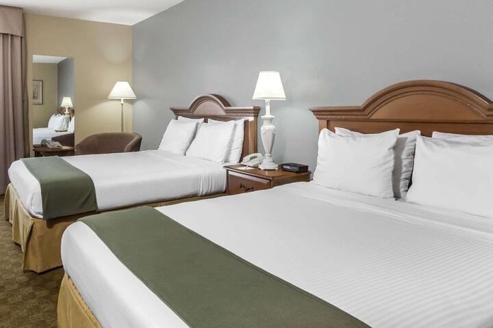 2 Queen Beds (3 of 4)