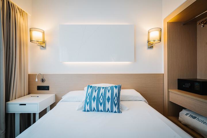 Room 8 of 65