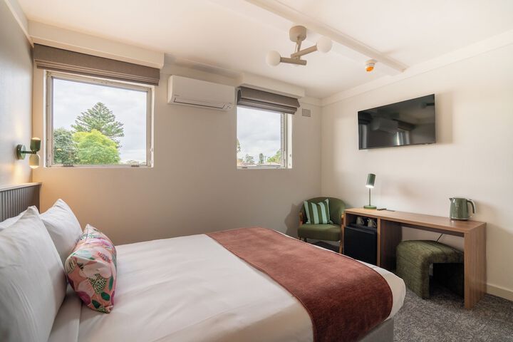 Room 6 of 13