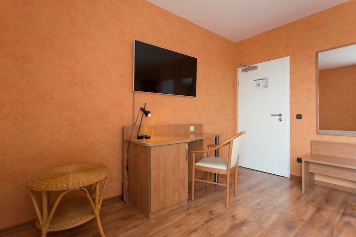 Room 9 of 33
