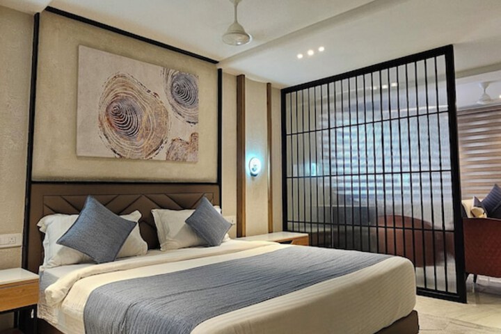 Room 7 of 13