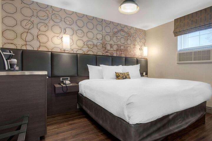 1 Queen Bed (6 of 7)