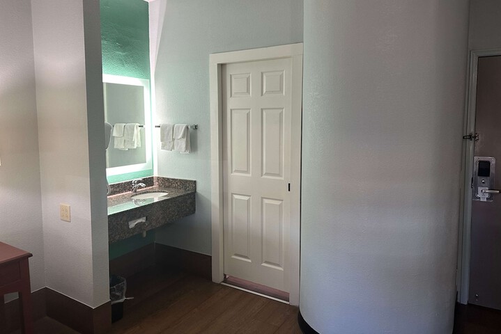 1 King Bed (4 of 6)