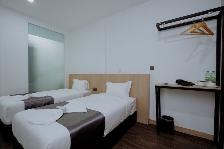 Room 4 of 8