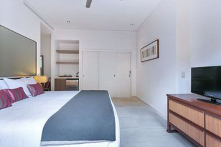 Room 4 of 8