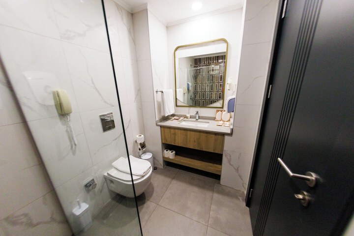 Room 4 of 108