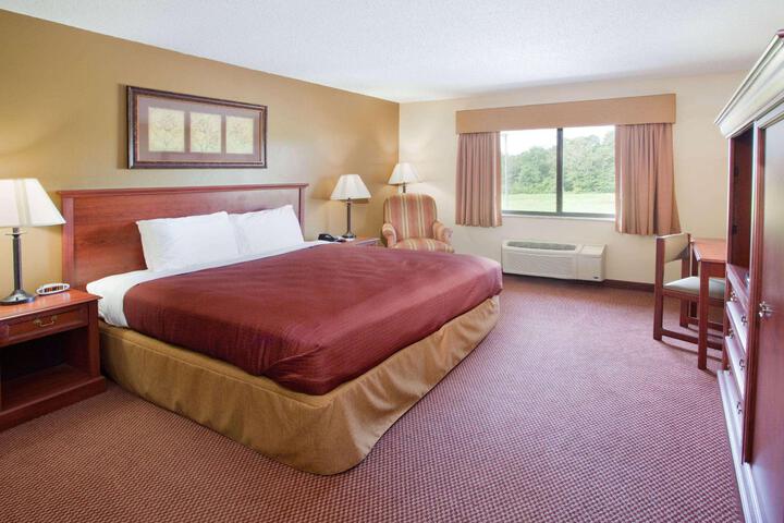 1 King Bed (4 of 9)