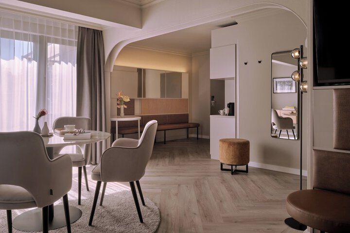 Room 16 of 77