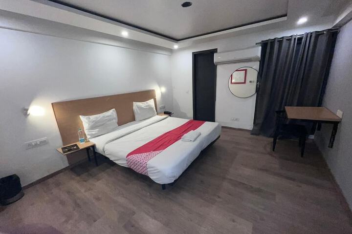 Room 7 of 9