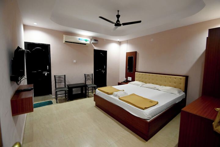 Room 8 of 28