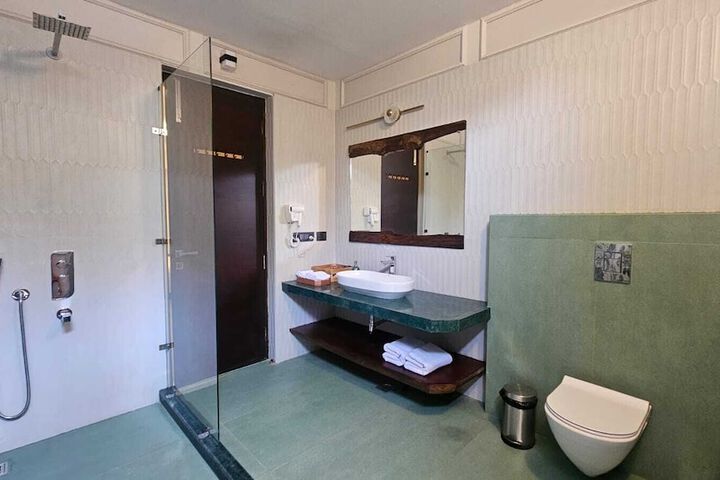 Room 33 of 60