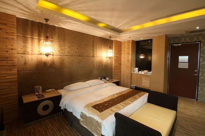 Room 4 of 80