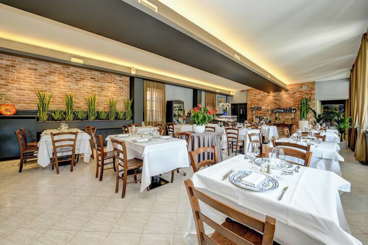 Dining 48 of 104
