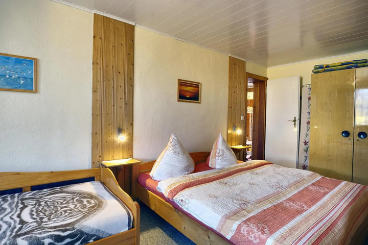 Room 2 of 10