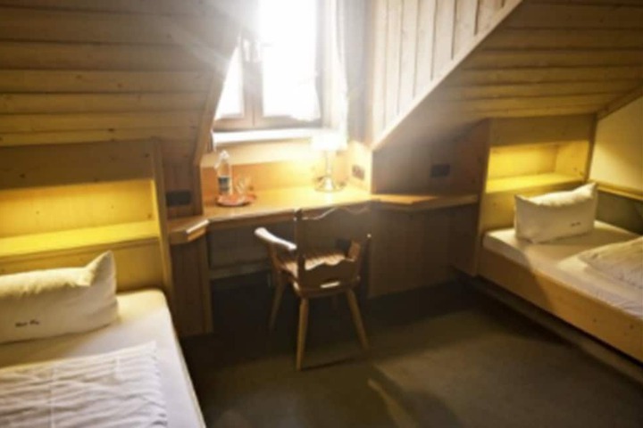Room 5 of 12
