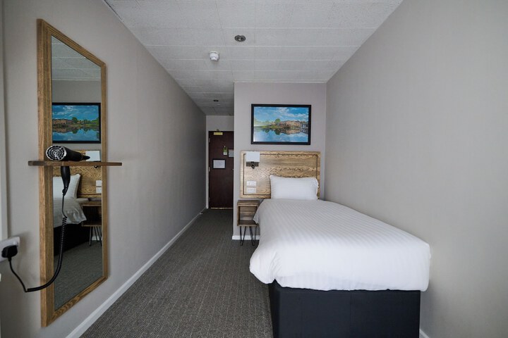 Room 11 of 32