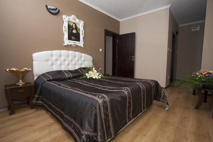 Room 8 of 34