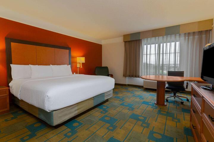 1 King Bed Executive Room (3 of 12)