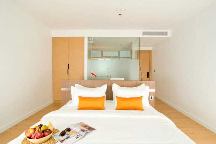 Room 6 of 74