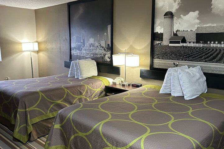 1 Queen Bed (3 of 28)