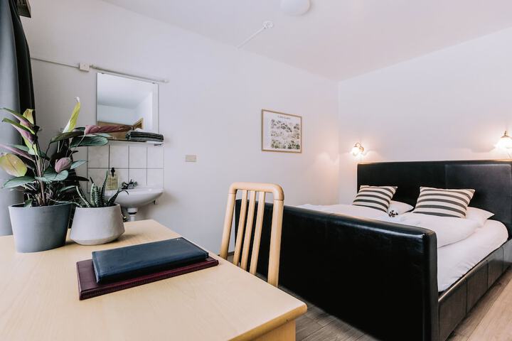 Room 10 of 32