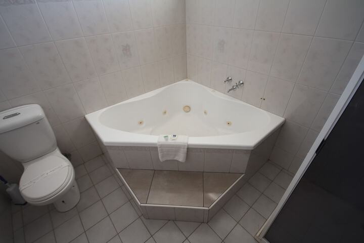 Jetted tub