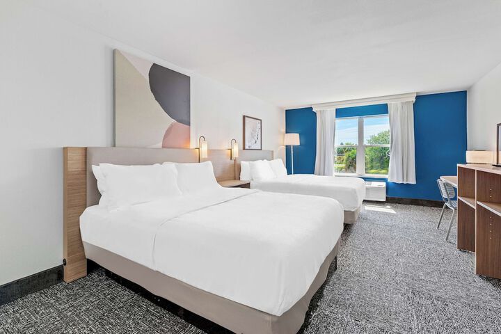 2 Queen Beds (7 of 16)