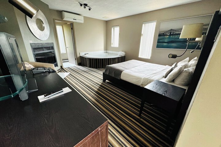 1 Queen Bed (10 of 18)
