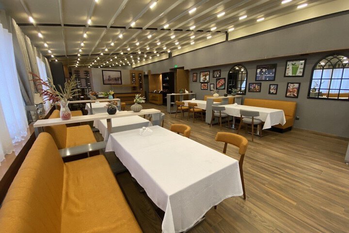 Dining 33 of 49
