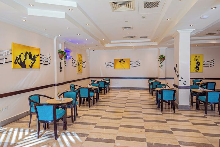 Lounge 74 of 93