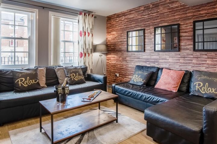 The Gathering Chester 3 Sleeps 14 Very Close to City Centre Racecourse Within Walls