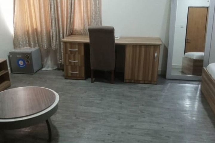 Room 10 of 14