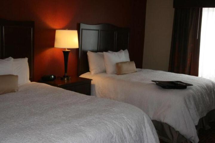 2 Queen Beds (1 of 10)