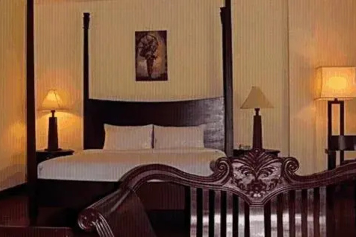 Room 5 of 8