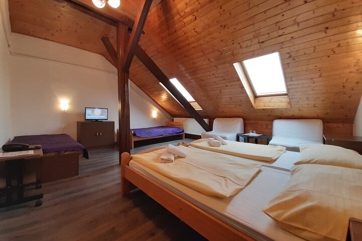 Room 17 of 33